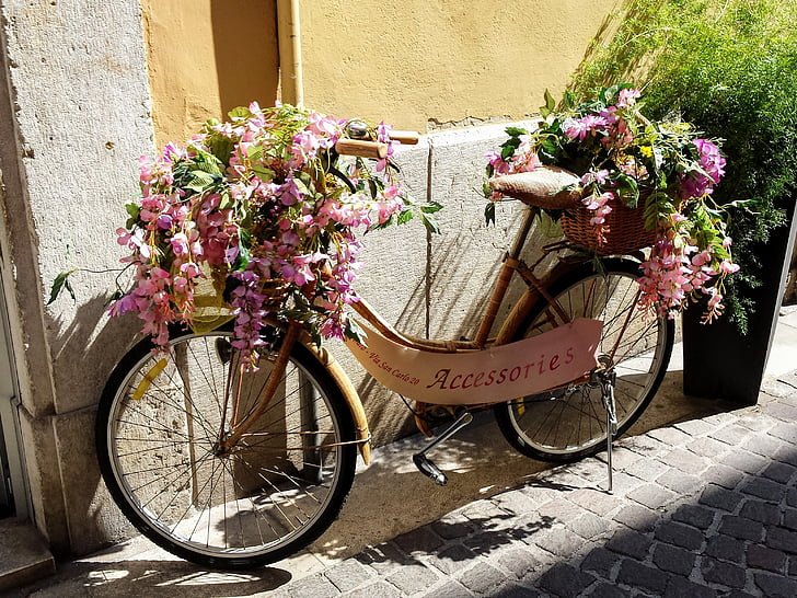 How to rent a car or bike in Amalfi?